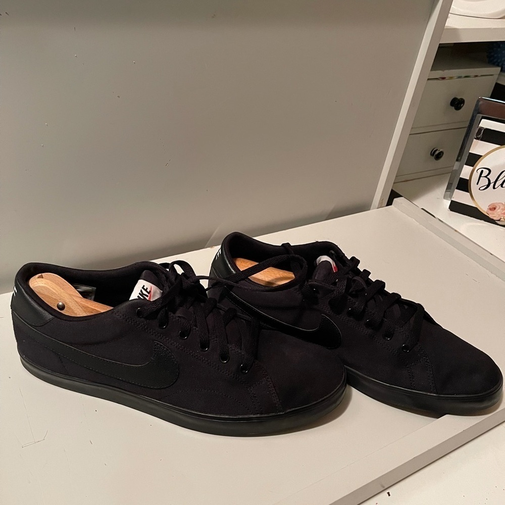Nikes very nice and  simple sneaker with black logo in two sides - Picture 14 of 16